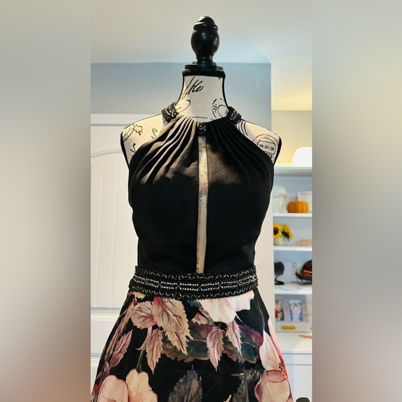 Chic Floral A-Line Party Dress in Black and Pink - Picture 2 of 16